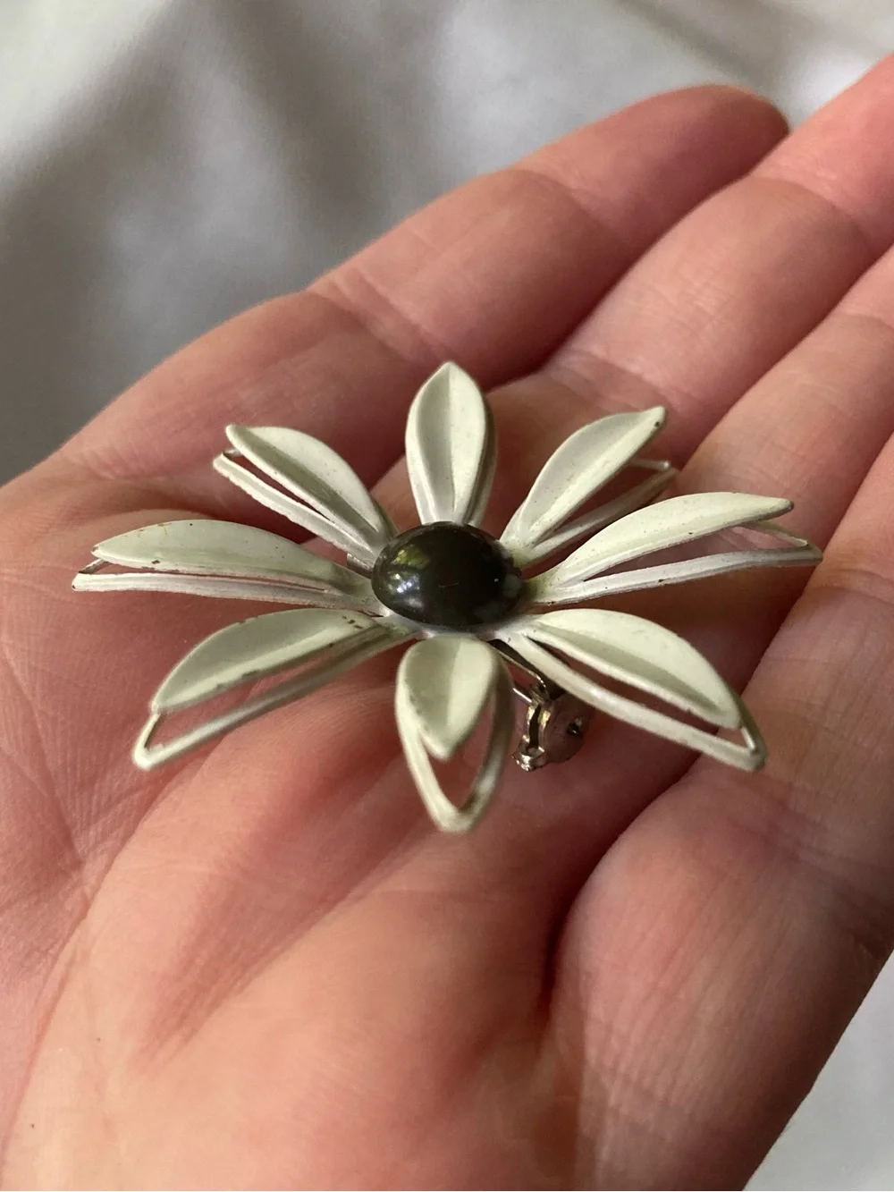 Vintage Flower Power Layered Petal White Enamel Daisy Brooch Pin w/ Dark Center!